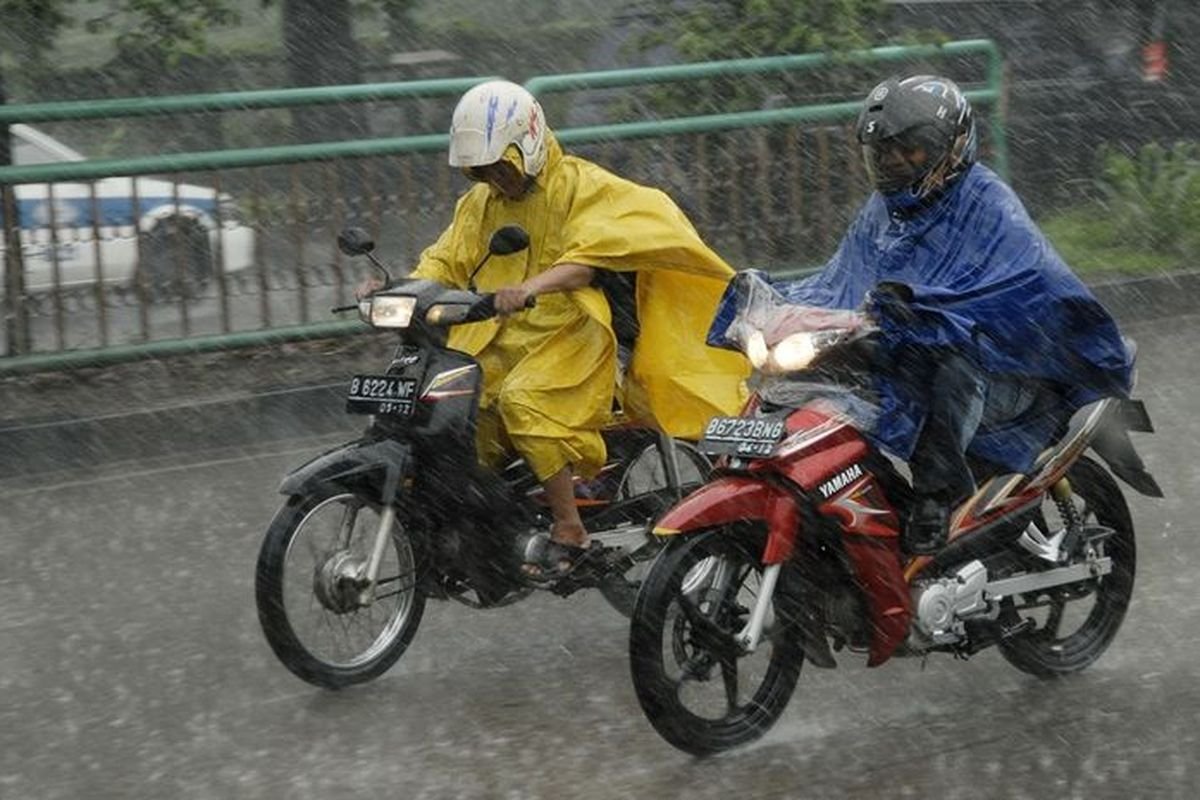 Bahaya Jas Hujan Ponco yang Jarang Diperhatikan