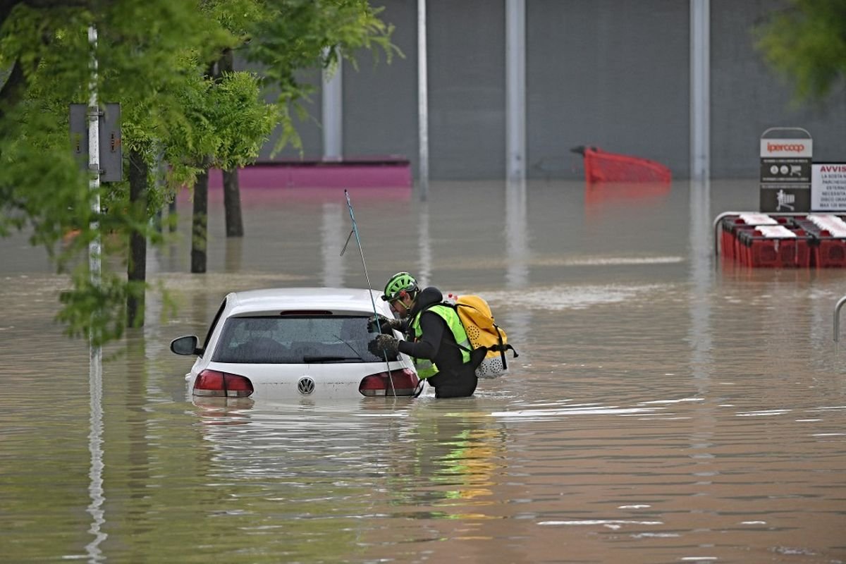 Mobil Terendam Banjir