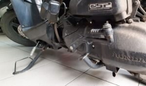 Amankah Mematikan Mesin Motor Matik dengan Standar Samping