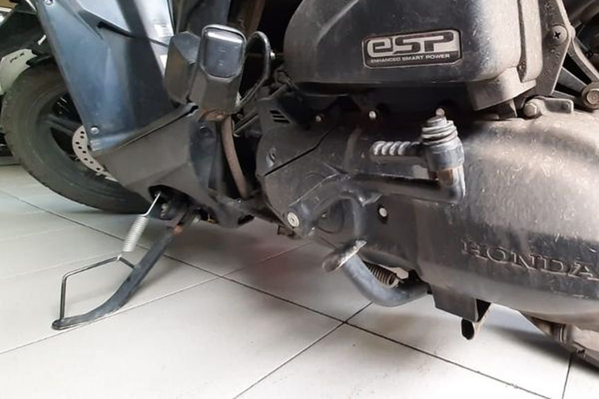 Amankah Mematikan Mesin Motor Matik dengan Standar Samping