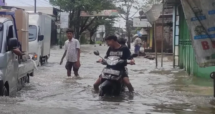 Bahaya Menerobos Banjir dengan Motor