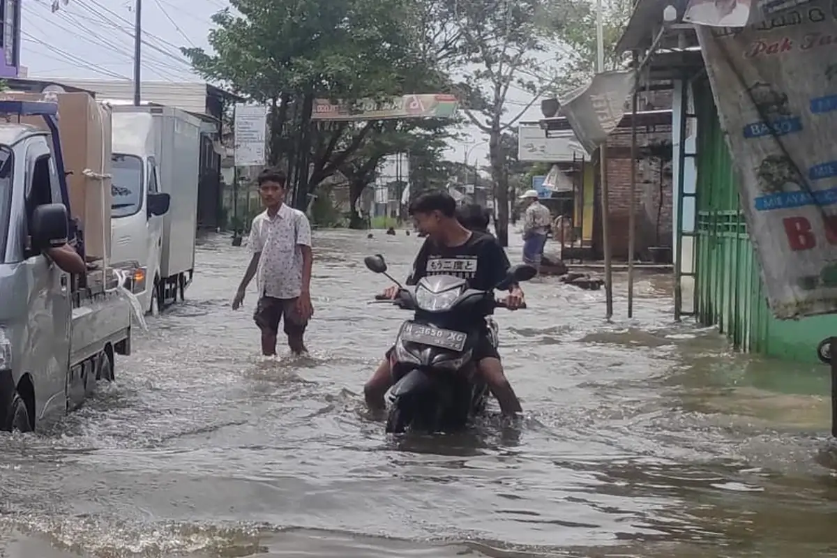 Bahaya Menerobos Banjir dengan Motor